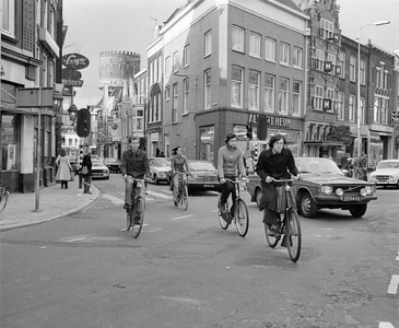 857299 Afbeelding van de verkeersdrukte op de hoek van de Predikherenstraat (links) en de Voorstraat te Utrecht.